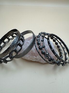 Artisan Gunmetal Multi-Texture Bangle Bracelet Set. 98
